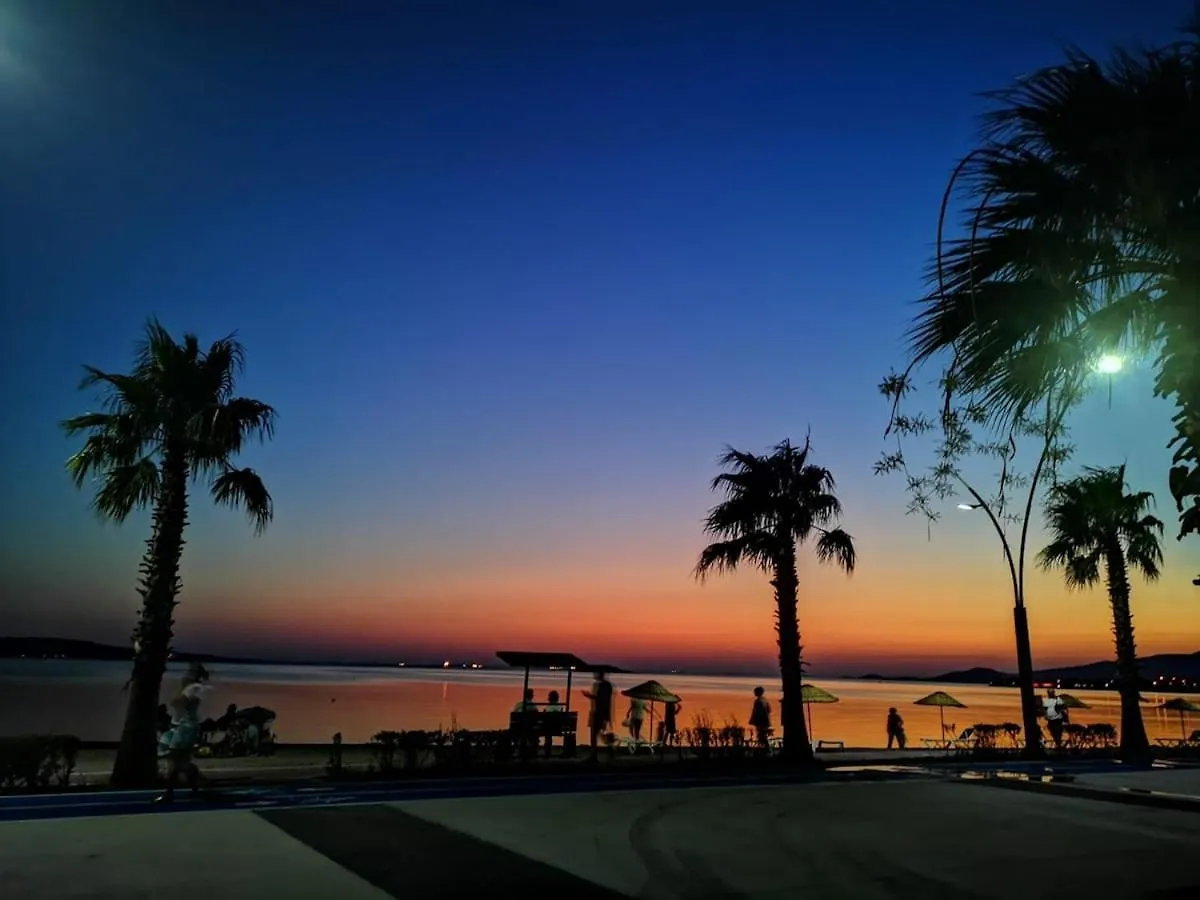 Penthouse Apartment On The Beach Aliaga
